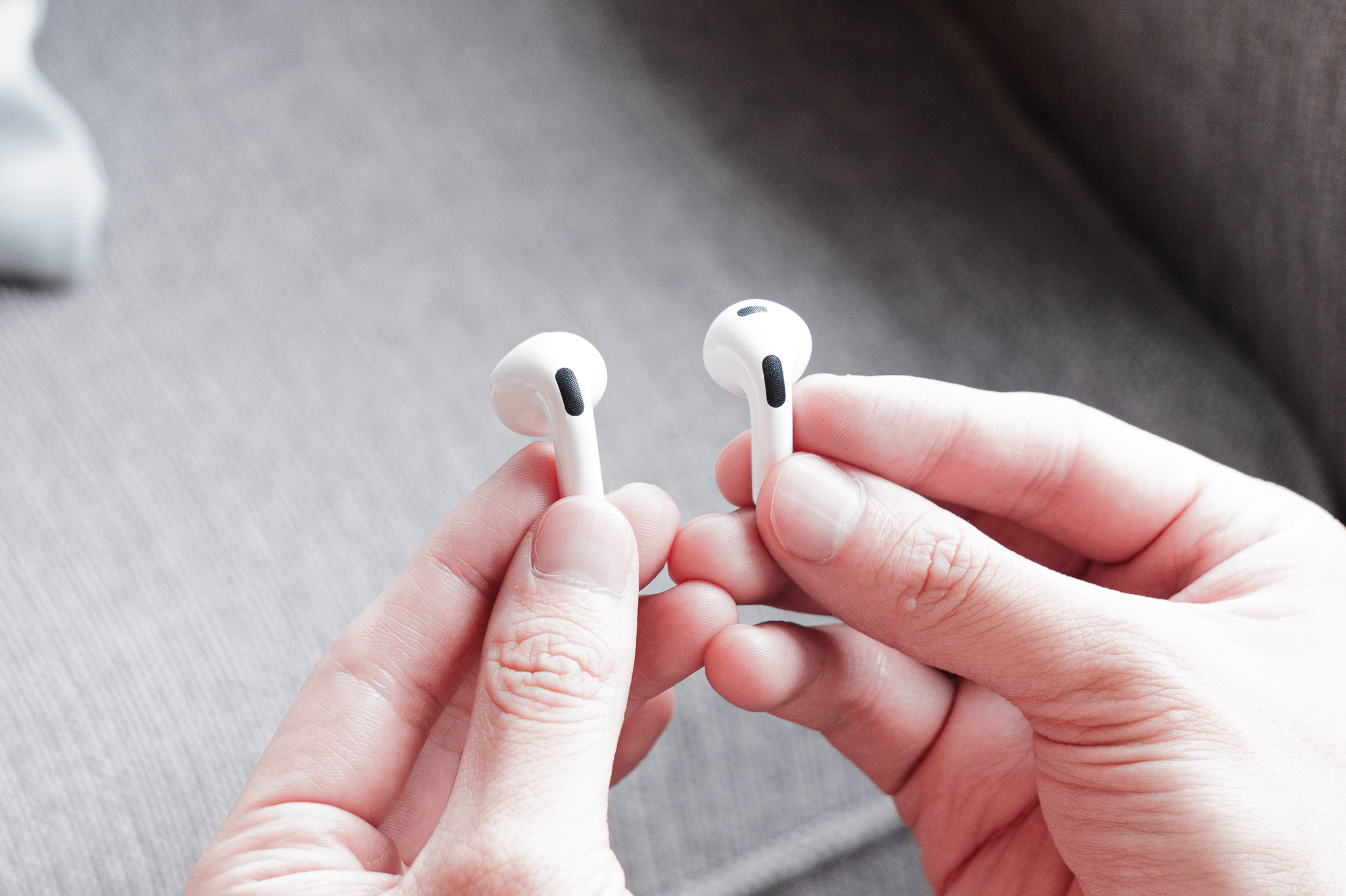 左：AirPods 4、右：AirPods 3