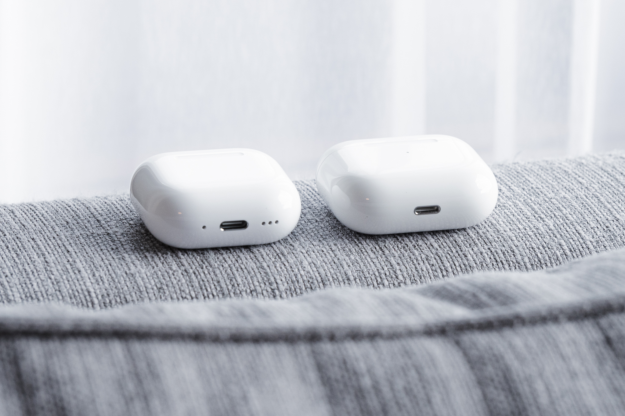 左：AirPods 4、右：AirPods 3