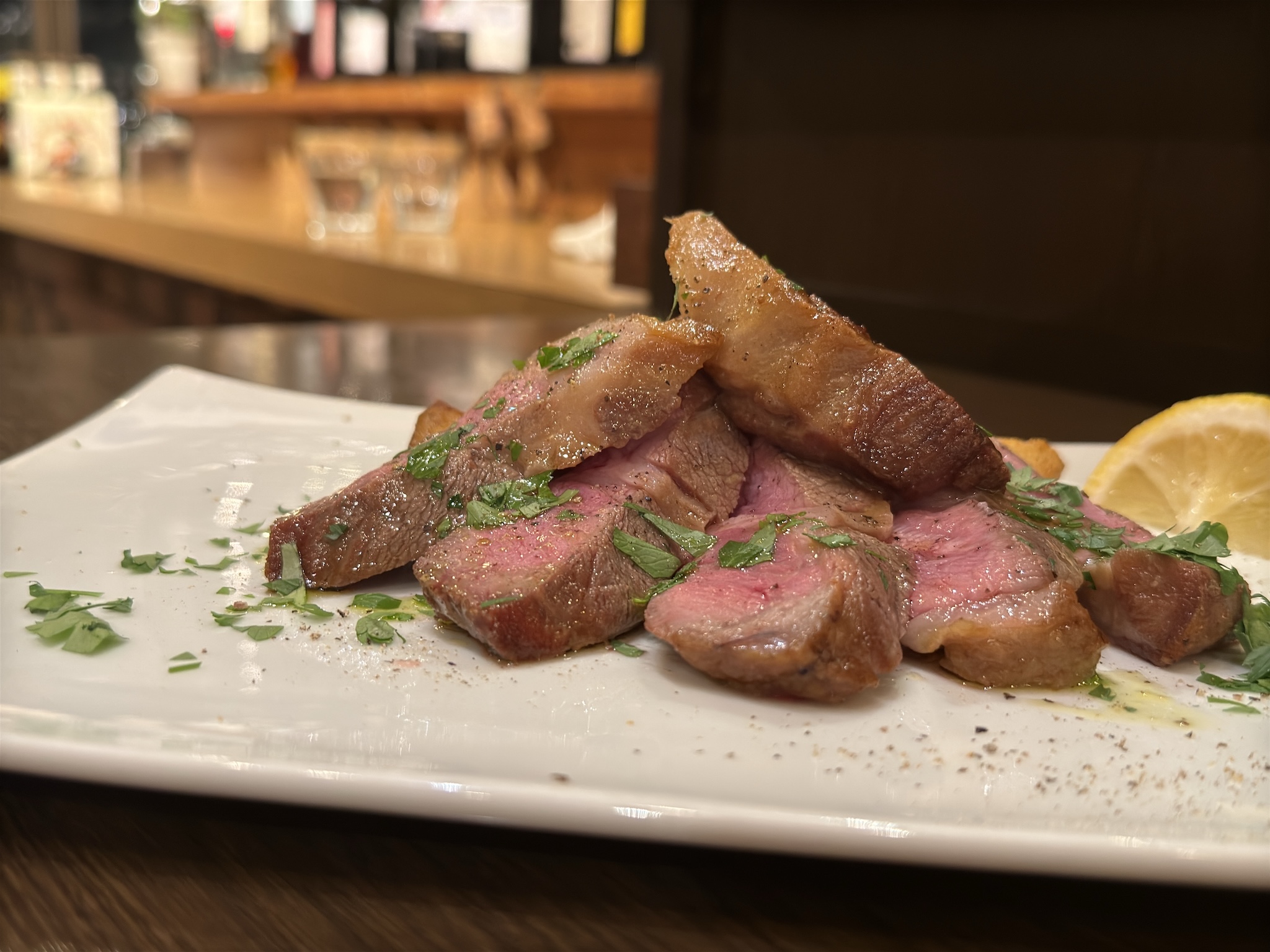 光学相当2倍。肉料理の質感や色彩を美しく再現。背景のぼかしも自然