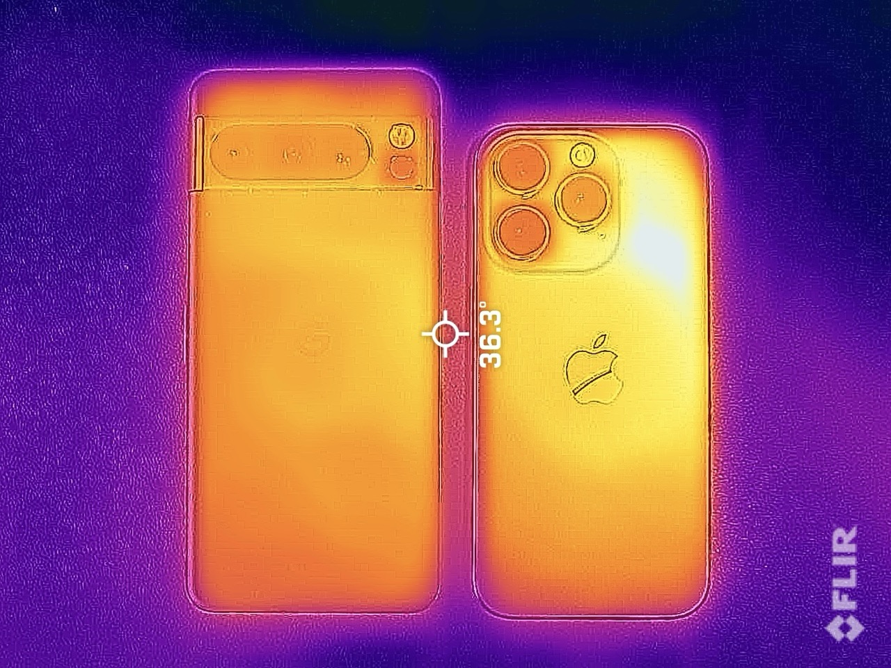 iPhone 15 Proとの発熱比較。紫→赤→黄→白の順番で高い温度を示しています