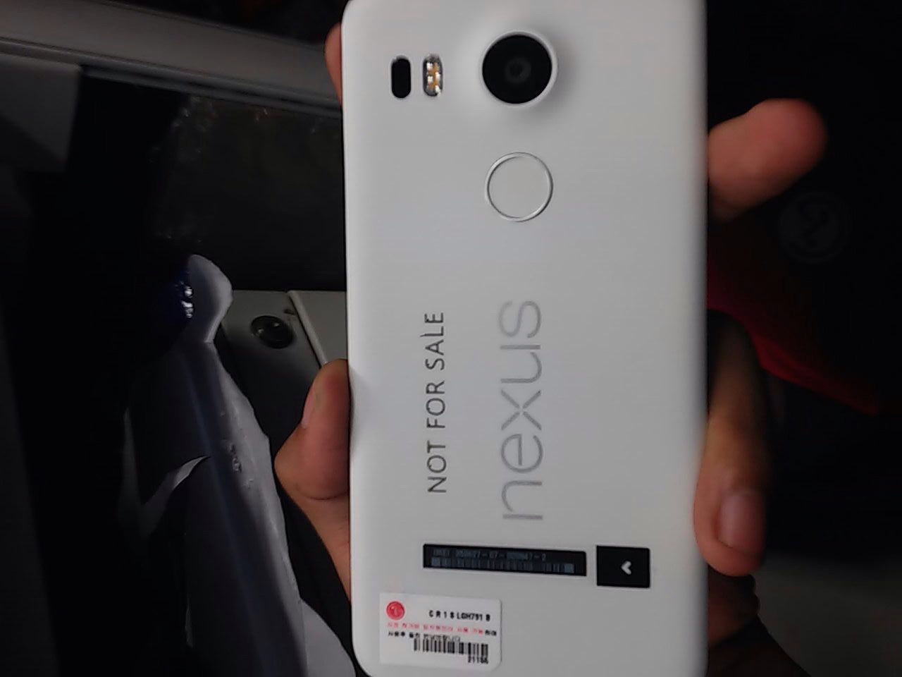 「Nexus 5(2015)」の実機画像が初めてリーク――高速なレーザーAFを搭載か