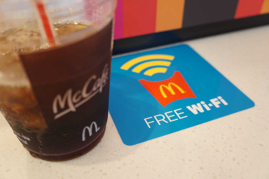「マクドナルド FREE Wi-Fi」のステッカー