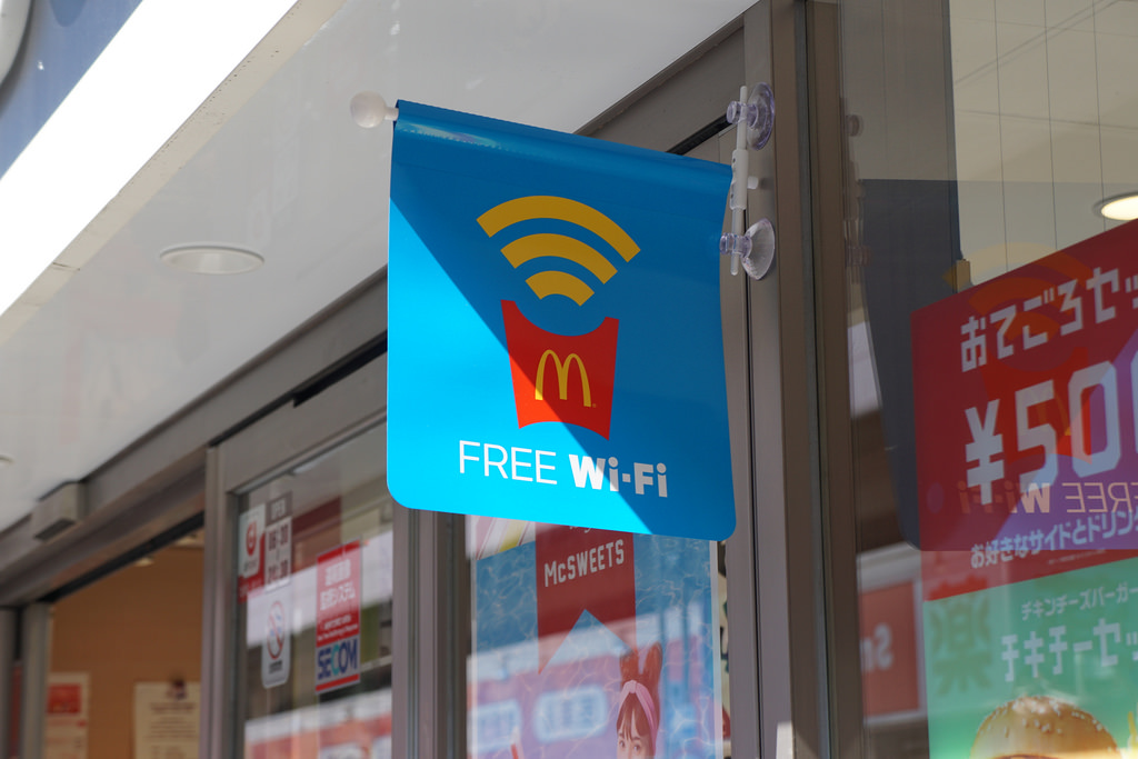 「マクドナルド FREE Wi-Fi」の小さな青色の旗