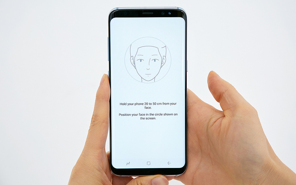 Iphone 8の噂 顔認証 Face Id は指紋認証よりも高速 机に置いたままでも利用可能に