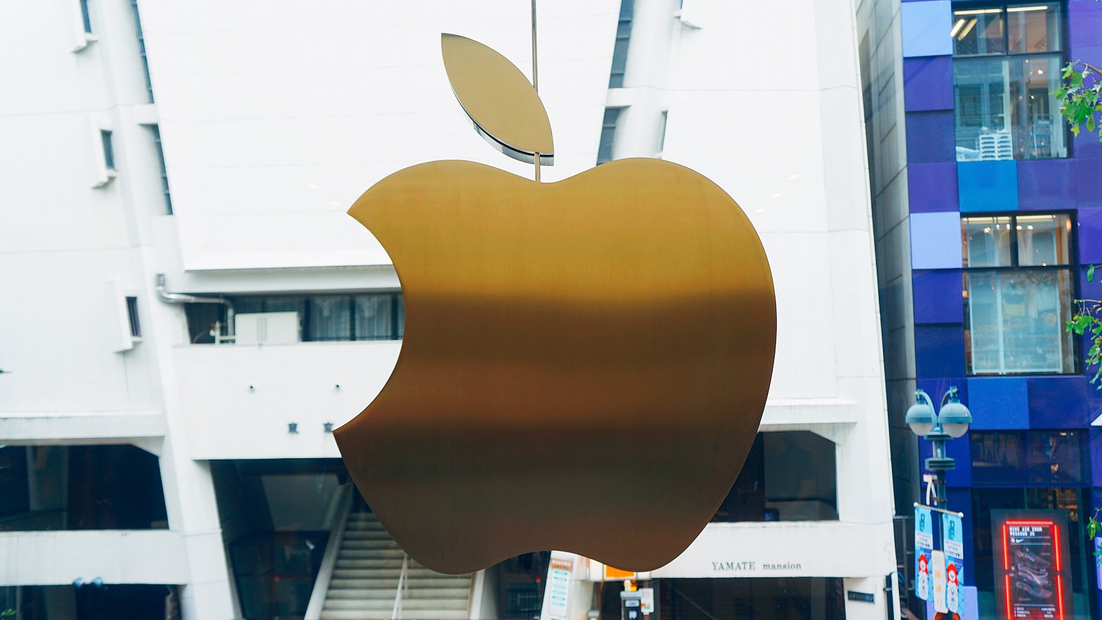 手に触れられる「Apple渋谷」のロゴ