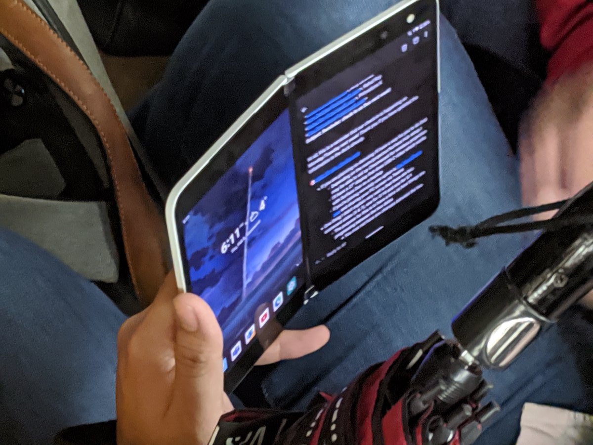 2画面スマホ Surface Duo の実機写真が流出