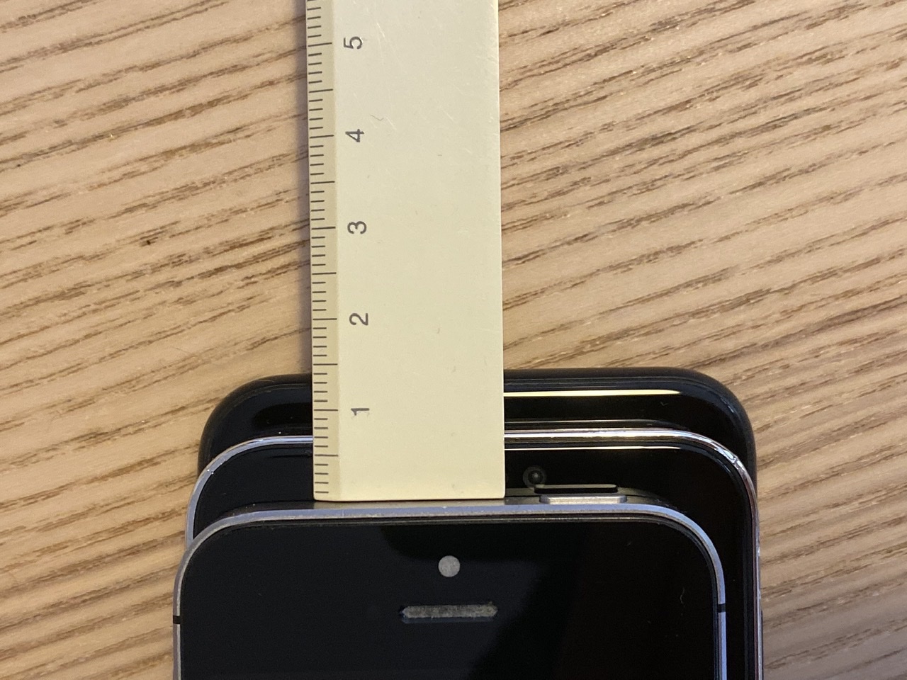 5.4インチ、iPhone 12とのサイズ比較