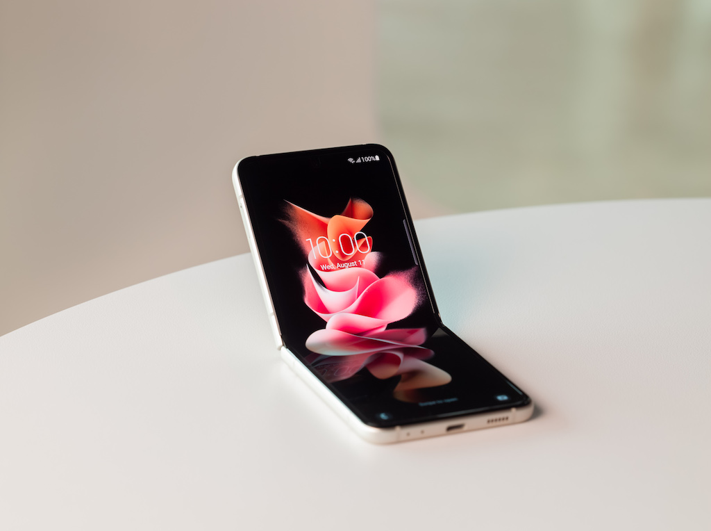 速報：Samsung、縦に折りたためるスマホ「Galaxy Z Flip3 5G」を発表