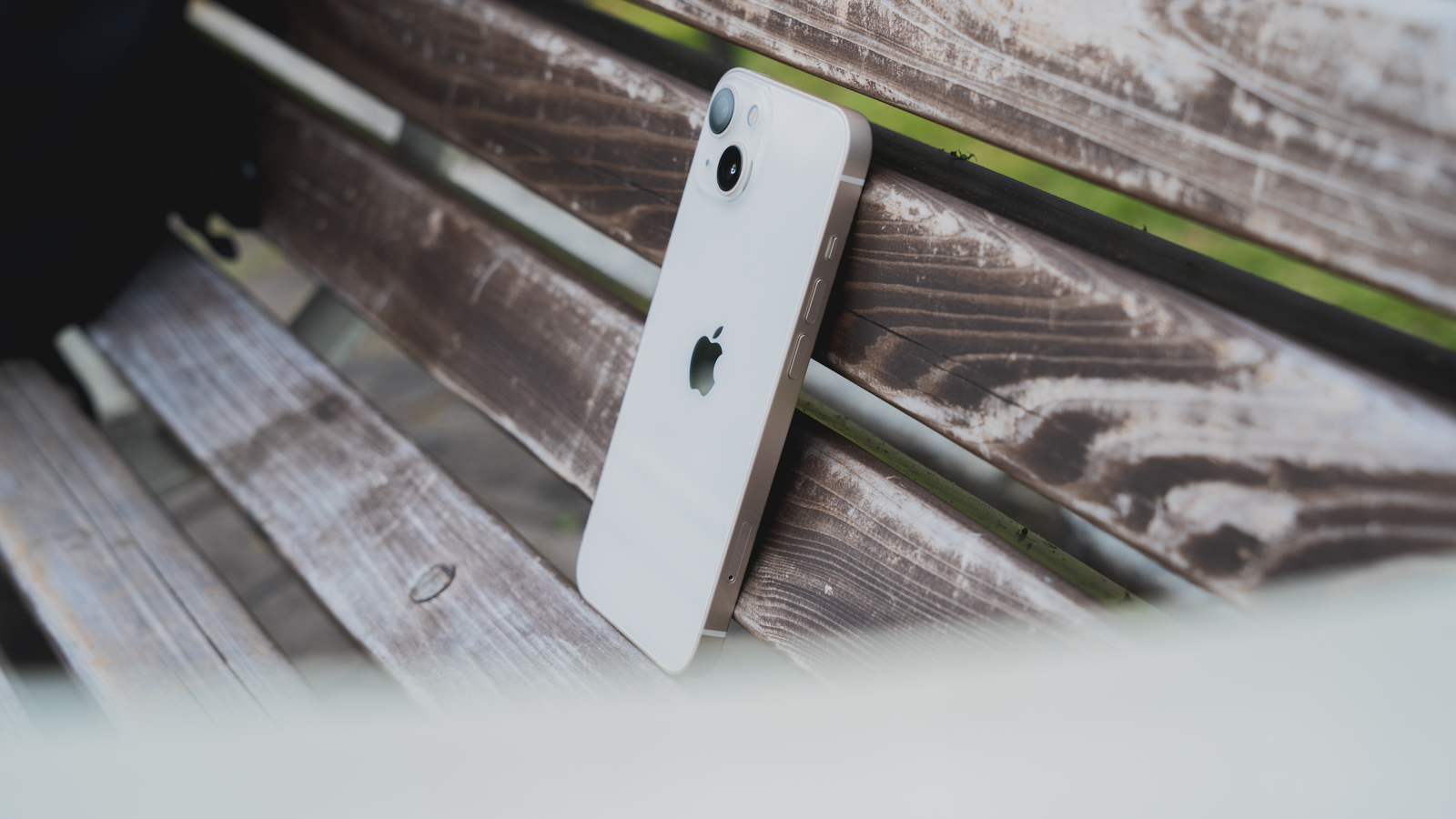 iPhone 13 レビュー｜iPhone 12シリーズで新たに導入されたフラットなエッジとディスプレイを引き継いだ直線的な見た目。過去に高く評価されたiPhone 5を彷彿とさせる美しい形状。