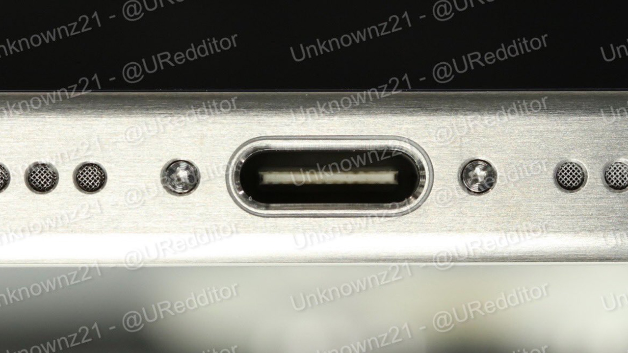USB-C端子を搭載したiPhone 15 Proの実機写真
