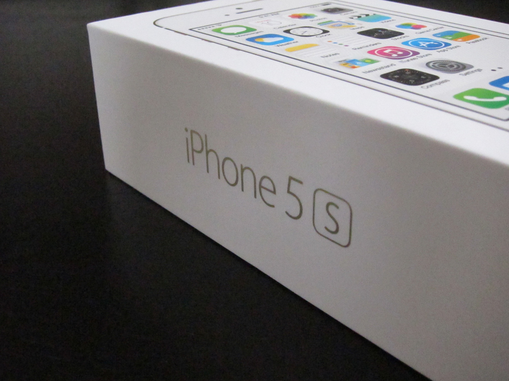 ソフトバンク、iPhone 5sの入荷目処を公開ーゴールドは予約後4週間程度に