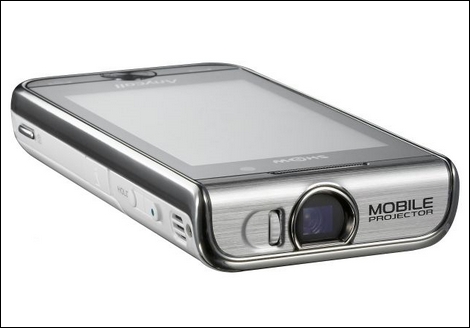 50インチの映像が楽しめるプロジェクター内蔵のケータイを発売。