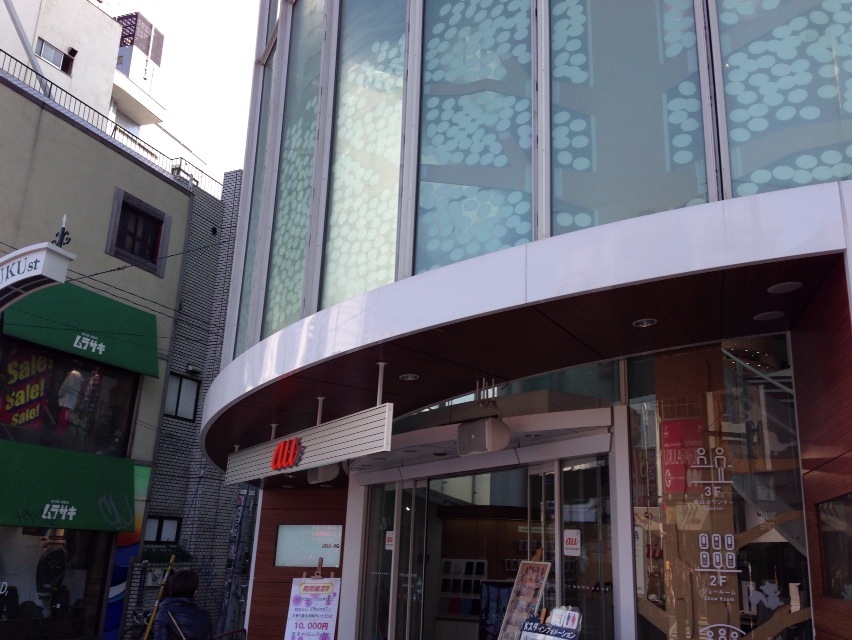 au、2013年夏モデルを明日21日より直営店で先行展示!