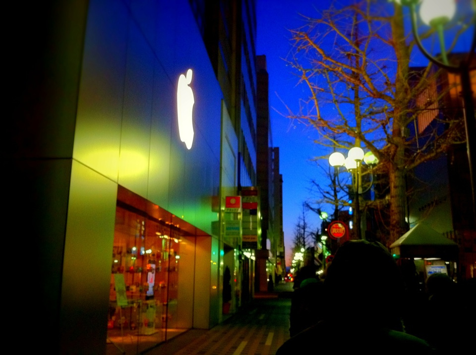 2014年のLucky Bagを求めて200人が並ぶApple Store札幌に雪が舞い散る!