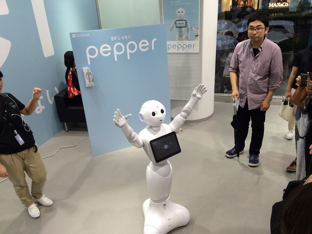 ソフトバンクショップ表参道で接客するロボット「pepper(ペッパー)」を見てきた!