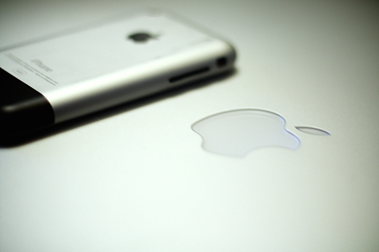 Iphone 6のappleロゴは傷つきにくい 特別な素材 にーnfc用でも 光るわけでもない様子