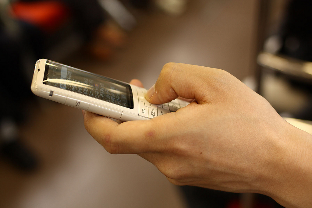 1台につき毎月100円とされていた「携帯電話税」は新設見送りに