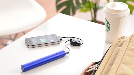 スマホもタブレットも充電できるスティック型の大容量モバイルバッテリー。