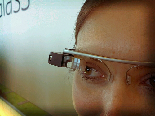 【悲報】な、なんてこった・・・、運転中の「Google Glass」装着が違法になるかも・・・