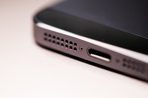 iPhone5Sは1300万画素のカメラを搭載し、2013年7月に発売か。