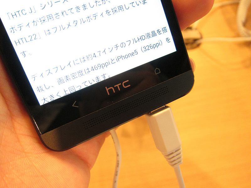 au、HTC J Oneのブラックメタルの発売日を6月下旬に延期