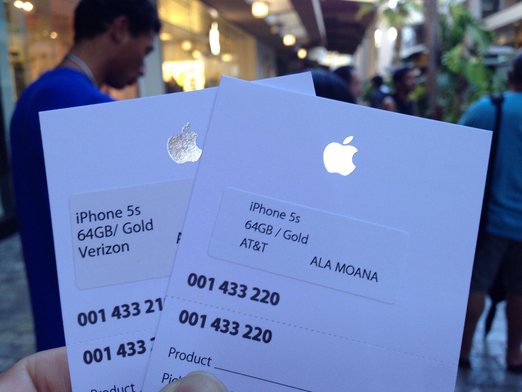 iPhone 5sの在庫薄が解消されるのは12月ごろ?予約無しで購入する方法もあるようです