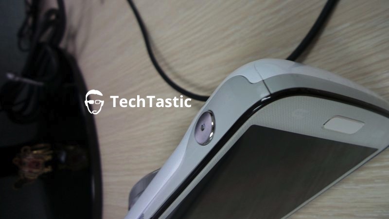 GALAXY S4 Zoomの実機画像がリークー極厚のボディにカメラキーを搭載