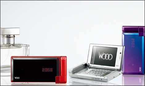 Woooケータイ H001 - 世界初の3D表示対応ディスプレイを搭載。