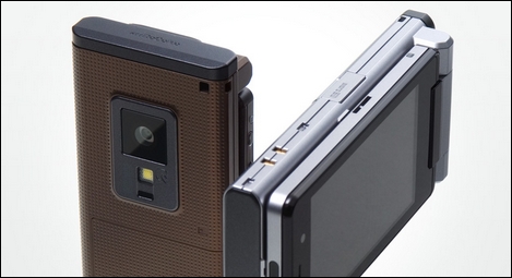 N906iL - HSDPAやGSM、無線LANに対応したBBケータイ。
