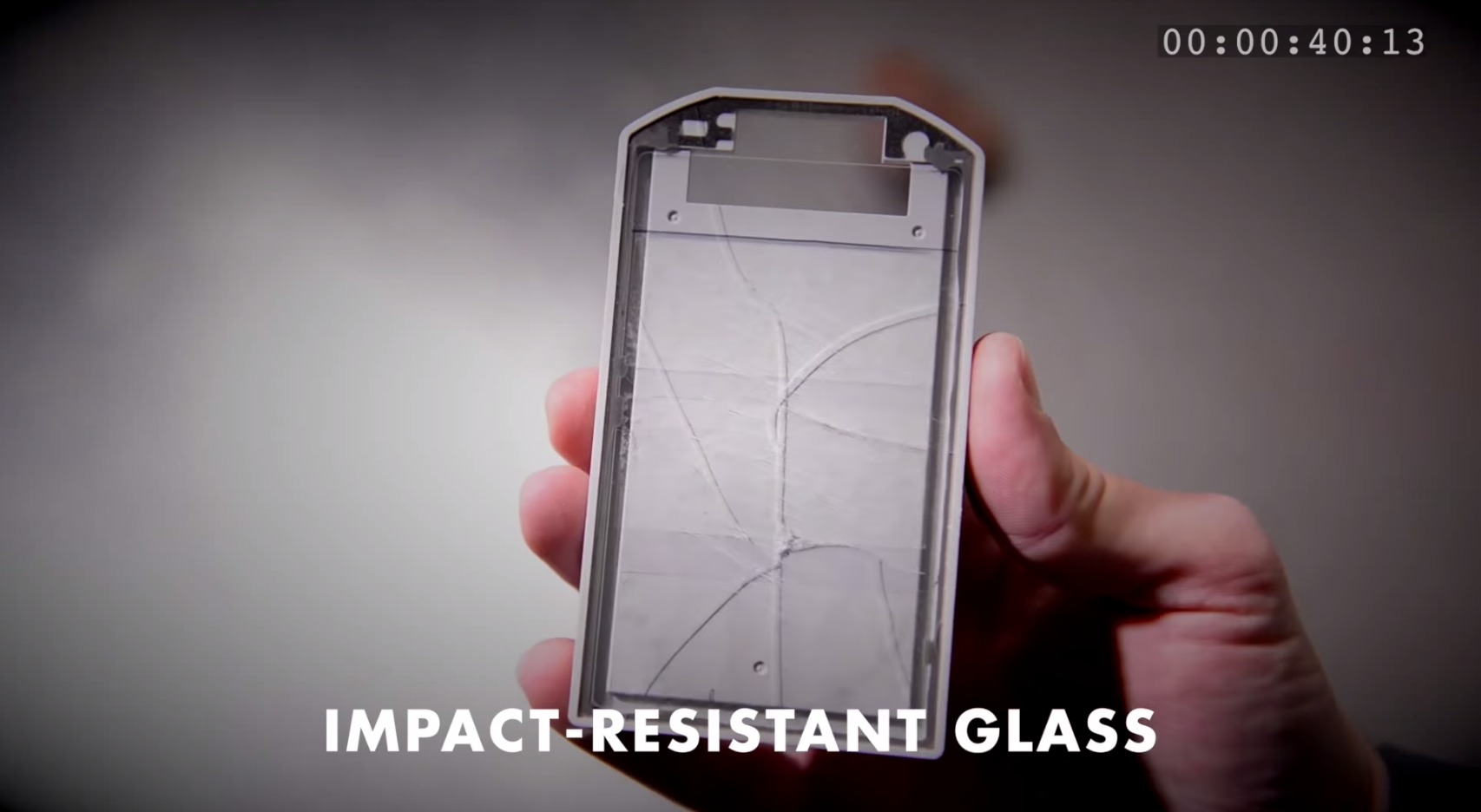 サファイアガラスと耐衝撃性のガラスの強度を比較