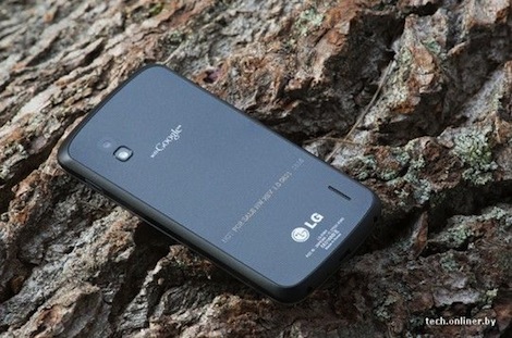 「Nexus 4」はワイヤレス充電機能を搭載。