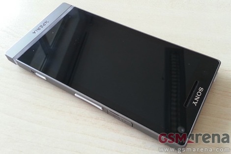 「Xperia S」の後継機とみられる「Xperia SL」の実機画像とスペックが流出。